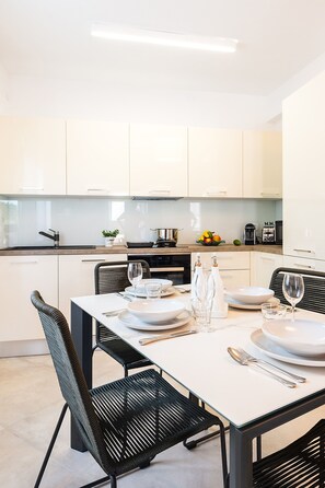 Private kitchen | Fridge, microwave, oven, stovetop - Apartment Auretta (Novigrad)