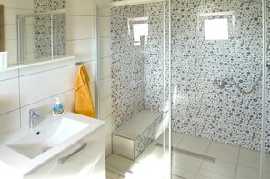 Apartment (A2) | Bathroom