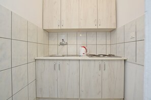 Private kitchen | Mini-fridge - Apartment and Rooms Mila (Starigrad)