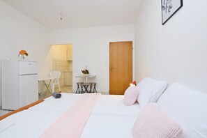 Free WiFi - Apartment and Rooms Mila (Starigrad)