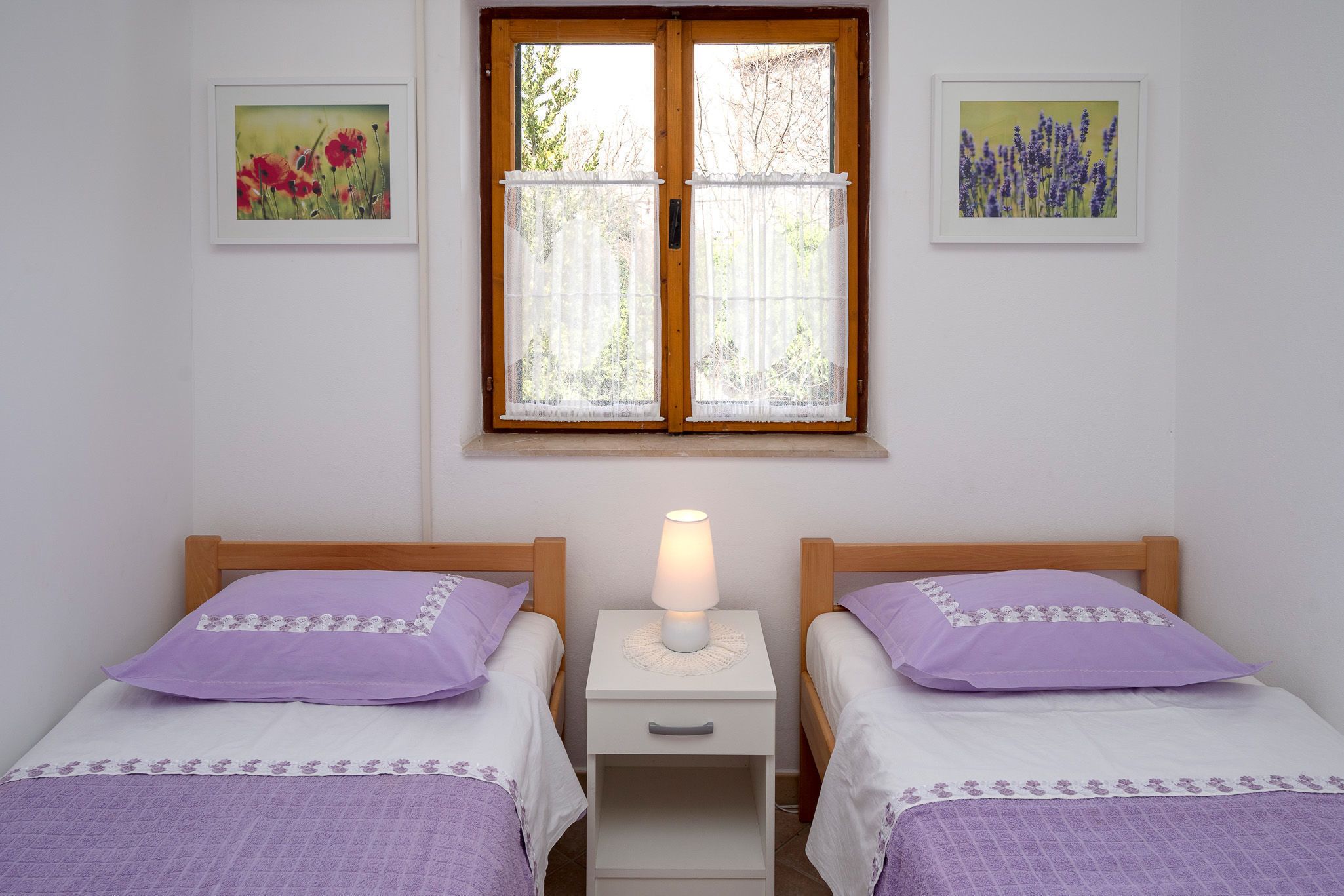 Tabla de planchar con plancha, wifi gratis y ropa de cama 