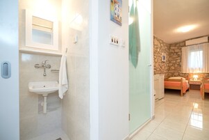 Studio (A1) | Bathroom | Free toiletries, hair dryer, soap, shampoo