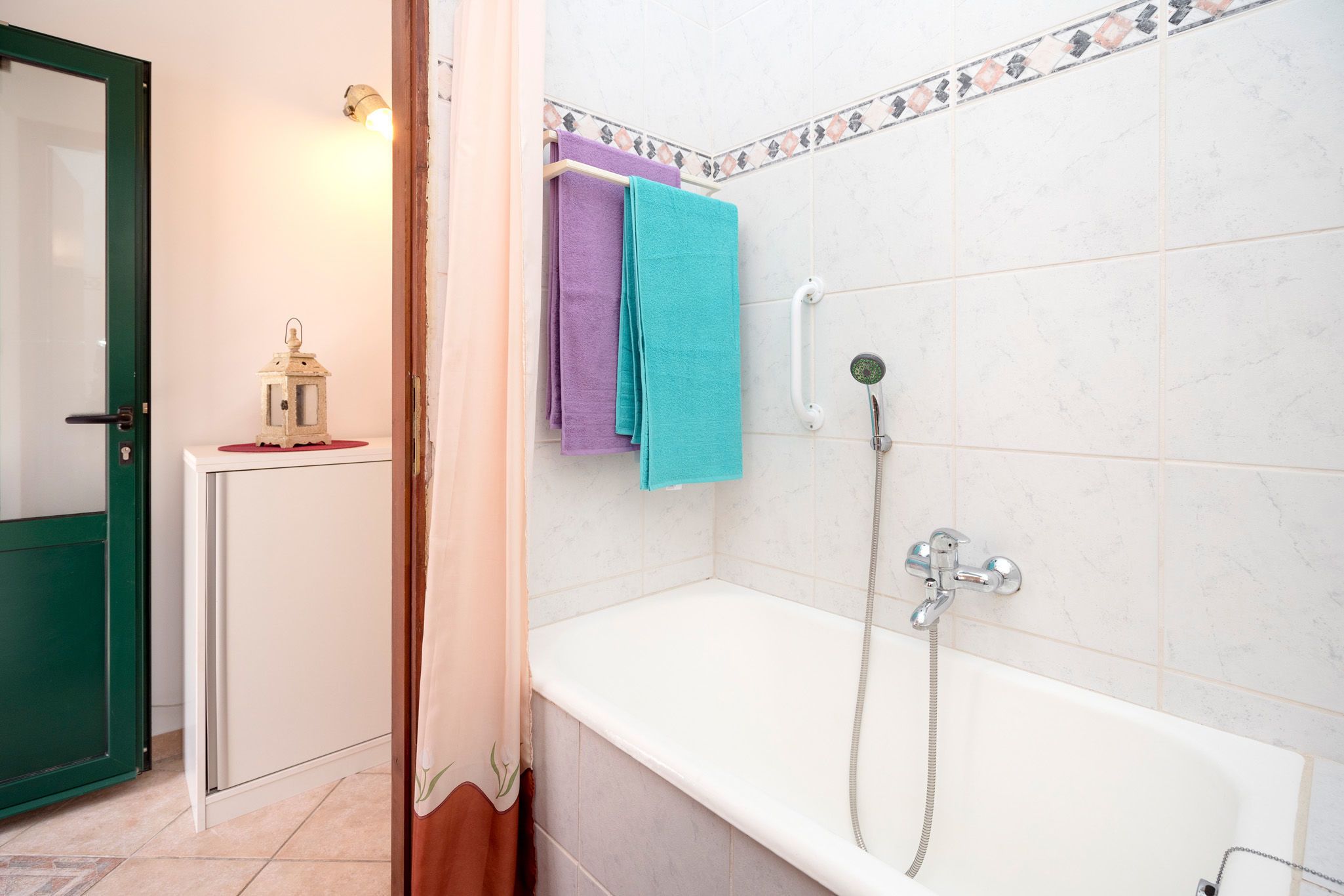 Une salle de bain avec une baignoire, une douche et des toilettes.