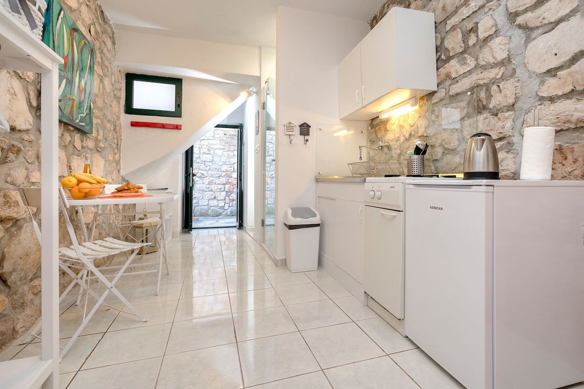 Studio (A1) | Private kitchen | Fridge, stovetop, electric kettle, dining tables