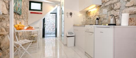 Studio (A1) | Cuisine privée | Réfrigérateur, plaque de cuisson, bouilloire électrique, tables à manger