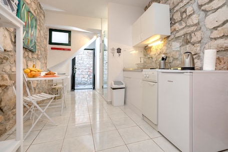 Refrigerador, placa de cocina, tetera/pava eléctrica, mesa de comedor