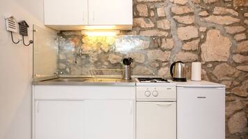 Studio (A1) | Private kitchen | Fridge, stovetop, electric kettle, dining tables