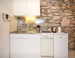 Studio (A1) | Private kitchen | Fridge, stovetop, electric kettle, cookware/dishes/utensils