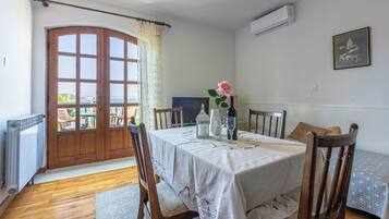 Apartment (A2) | Living room | TV