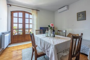 Apartment (A2) | Living room | TV