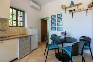 Departamento (A1) | Cocina privada | Refrigerador, microondas, horno y parrilla de estufa 