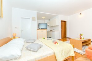 Accès au Wi-Fi (inclus), literie fournie