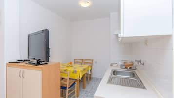 Private kitchen | Fridge, oven, stovetop, electric kettle