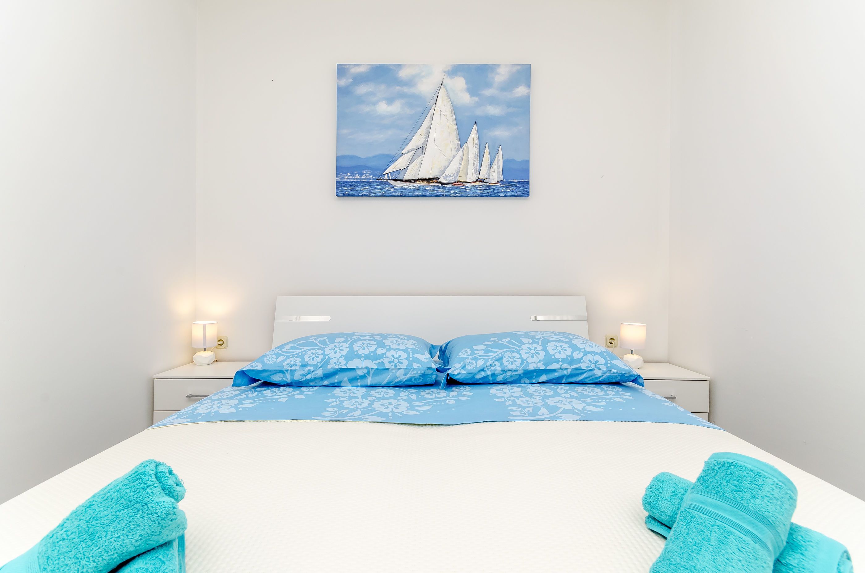 Tabla de planchar con plancha, wifi gratis y ropa de cama 