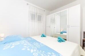 Iron/ironing board, free WiFi, bed sheets