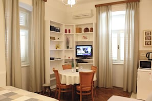 Studio (A2) | Dining