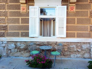 Studio (A2) | Cour