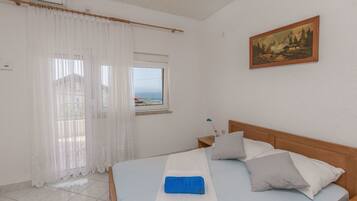 Apartment (A4) | Iron/ironing board, free WiFi, bed sheets