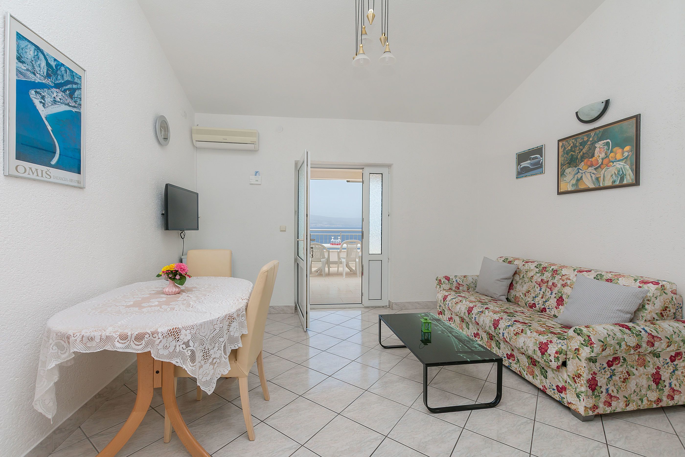 Apartamento (A1) | Sala de estar | Una televisión