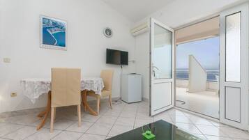 Apartment (A1) | Dining