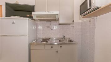 Departamento (A4) | Cocina privada | Refrigerador, microondas, parrilla de estufa y cafetera y tetera