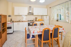 Eget kjøkken | Kjøleskap, ovn, kokeplater og espressomaskin