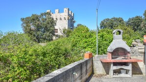 Un castillo de piedra con un horno de piedra en primer plano.