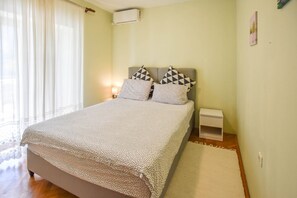 Iron/ironing board, free WiFi, bed sheets