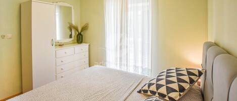 Fer et planche Ă repasser, accĂšs au Wi-Fi (inclus), literie fournie