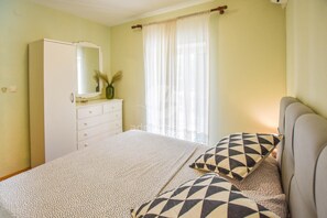 Iron/ironing board, free WiFi, bed sheets