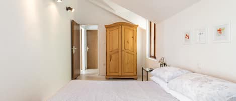 Coffres-forts dans les chambres, fer et planche Ă repasser