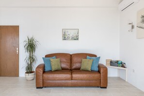 Living room | Flat-screen TV, DVD player - Apartment Nadia (Omis)