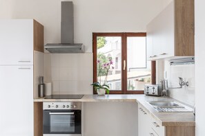 Eigene Küche | Kühlschrank, Ofen, Herdplatte, Wasserkocher