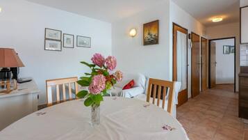 Apartment (A2) | Dining