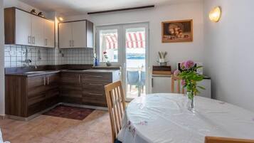 Apartment (A2) | Eigene Küche | Kühlschrank, Ofen, Herdplatte, Espressomaschine