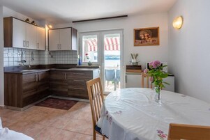 Apartamento (A2) | Cocina privada | Máquina de café espresso, frigorífico y placa de cocina
