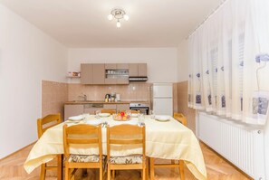 Apartment (A1) | Eigene Küche | Kühlschrank, Herdplatte, Geschirrspüler, Kochgeschirr/Geschirr/Besteck