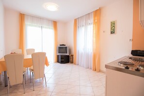Private kitchen | Fridge, stovetop, cookware/dishes/utensils - Apartments Laura (Matulji)