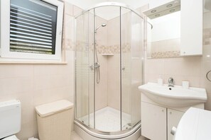 House | Bathroom | Shower, free toiletries - House Aria (Marina)