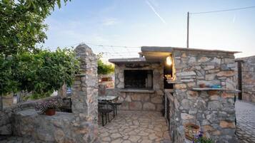 تناول الطعام بالخارج