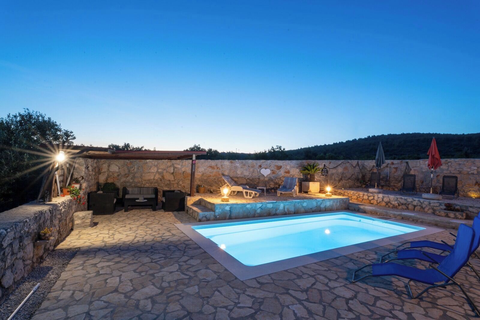 حمّام سباحة خارجي