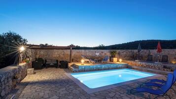 حمّام سباحة خارجي