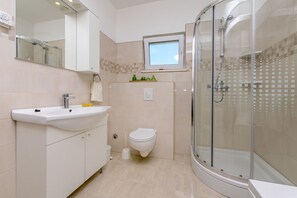 Badkamer | Een douche, gratis toiletartikelen