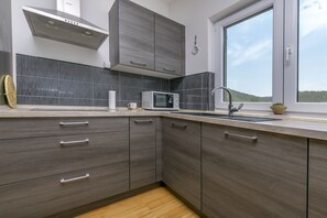Private kitchen | Fridge, microwave, oven, stovetop - House Aria (Marina)