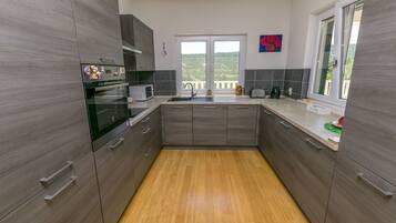 Private kitchen | Microwave, oven, stovetop, dishwasher