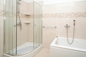 House | Bathroom | Shower, free toiletries - House Aria (Marina)