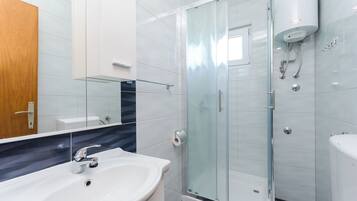 Appartamento (A1) | Bagno | Vasca, asciugacapelli, carta igienica