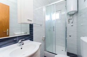 Apartment (A1) | Bathroom | Bathtub, hair dryer, toilet paper