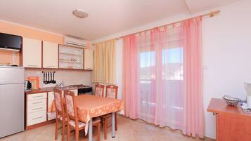 Appartamento (A4) | Cucina privata | Frigorifero, forno, piano cottura, bollitore elettrico