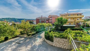 Zona residencial con casas, un camino pavimentado y vegetación.